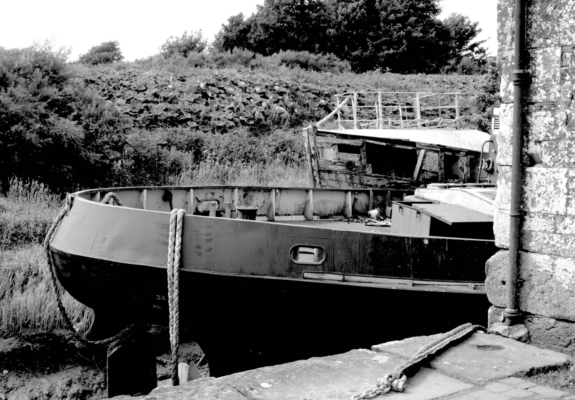 Blackwite image of boat