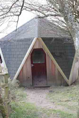 Bird viewing shelter