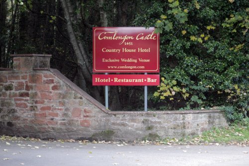 Comlongon hotel sign
