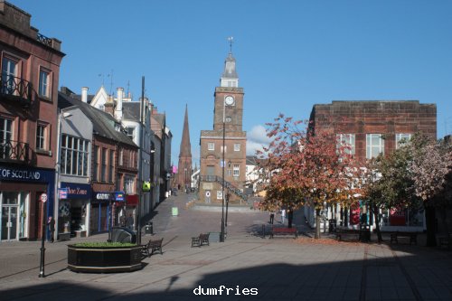 Midsteeple clock tower from fountain