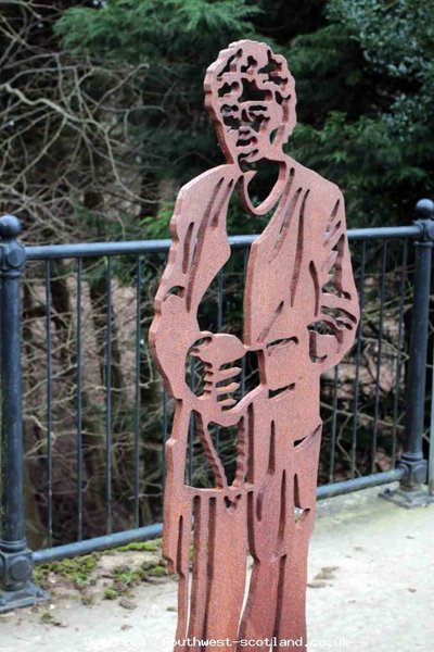 Mundell Skulpture on bridge over the Nith