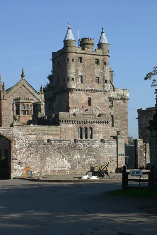 hoddom castle