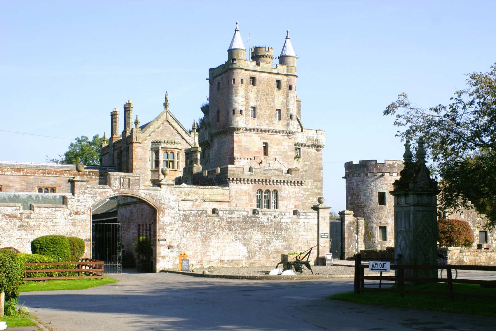 hoddom castle